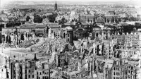 Kondisi Dresden setelah dihujani bom yang mengubah kota tersebut menjadi lautan api. (Creative Commons)