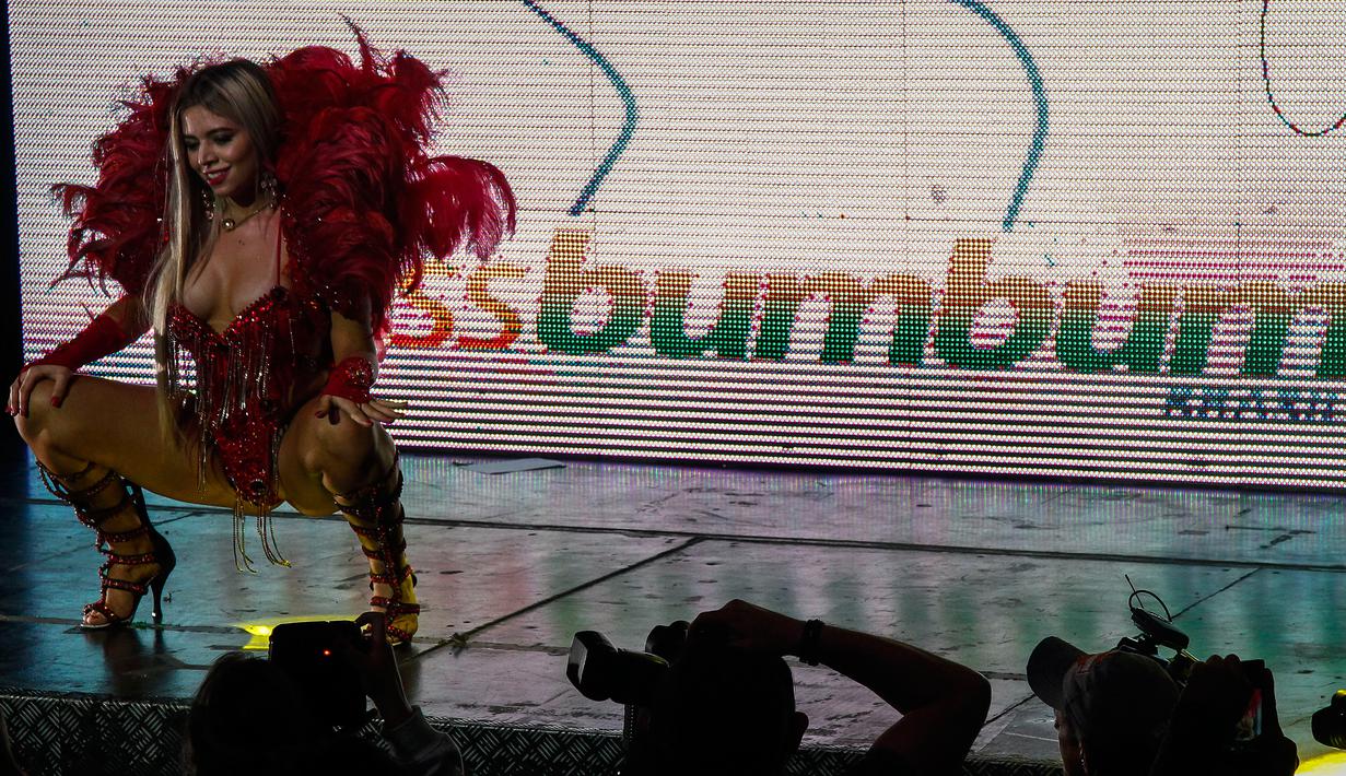 Seorang kontestan menari di atas panggung selama kontes Miss Bumbum 2018 di Sao Paulo, Brasil, Senin (5/11). Sebanyak 15 kontestan bersaing dalam kontes tahunan untuk memilih bokong paling indah seantero Brasil. (Miguel SCHINCARIOL/AFP)