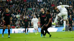 Pemain Real Madrid Casemiro (kanan) mencetak gol ke gawang Sevilla pada pertandingan Liga Spanyol di Stadion Santiago Bernabeu, Madrid, Spanyol, Sabtu (18/1/2020). Menang 2-1, Real Madrid memuncaki klasemen sementara Liga Spanyol. (AP Photo/Manu Fernandez)