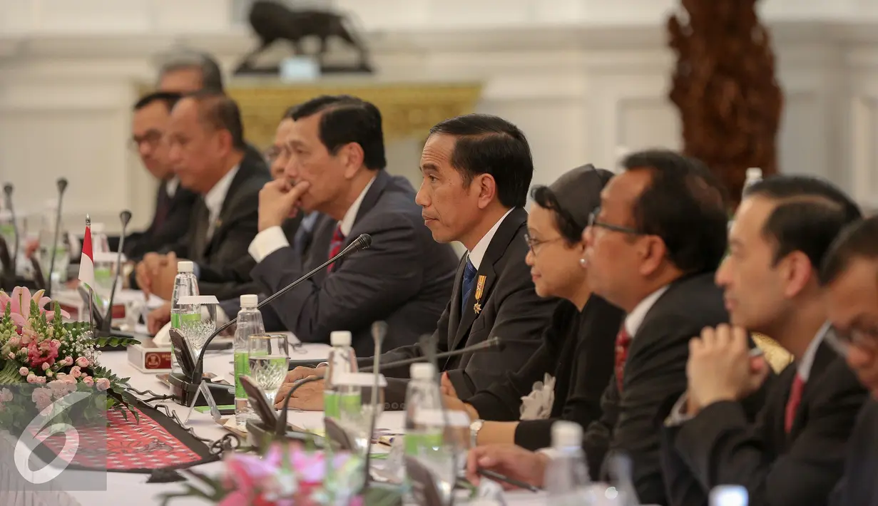  Presiden Joko Widodo berbincang dengan Presiden Finlandia Sauli Niinisto di Istana Merdeka, Jakarta, Selasa (3/11/2015). Pertemuan tersebut akan membahas tata kelola lahan gambut untuk mengantisipasi bencana kebakaran hutan. (Liputan6.com/Faizal Fanani)
