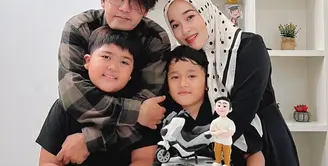Melalui instagram, Ririe Fairus membagikan potret kebersamaannya dengan mantan suami, Ayus Sabyan di ulang tahun anak kedua mereka, Ben yang ke-8.