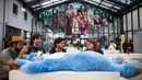 Peserta mengenakan kostum berbaring sebelum dimulainya parade konvensi Eurofurence di Berlin, Jerman (17/8). Sekitar 2700 delegasi dari berbagai negara ikut berpartisipasi dalam acara tersebut. (AFP Photo/Ganjil Andersen)