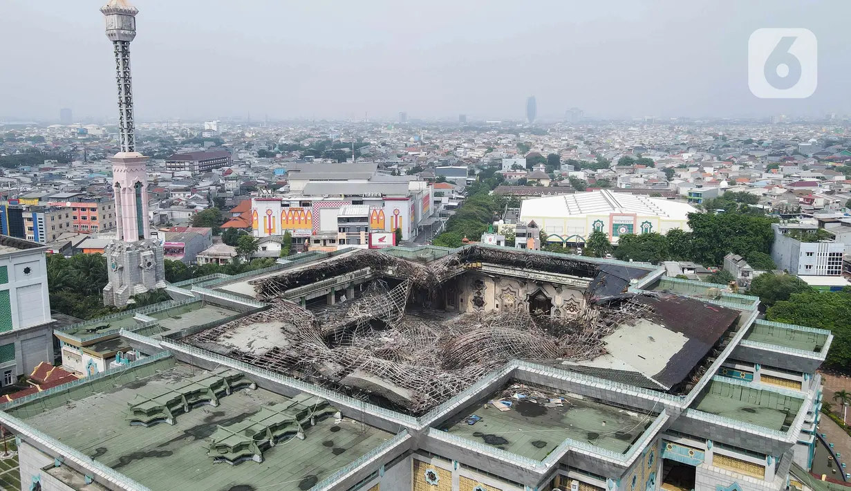 <p>Foto udara runtuhan kubah masjid setelah terbakar di Jakarta Islamic Centre (JIC), Jalan Kramat Tugu, Koja, Jakarta Utara, Kamis (20/10/2022). Kubah Masjid Raya Jakarta Islamic Centre yang memiliki 12 buah lampu kipas khas Betawi dengan berat 1 ton itu ambruk setelah kebakaran hebat pada 19 Oktober 2022. (Liputan6.com/Herman Zakharia)</p>