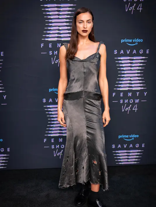 Irina Shayk berpose saat menghadiri Rihanna's Savage X Fenty Show Vol. 4 disajikan oleh Prime Video di Simi Valley, California; dan disiarkan pada 9 November 2022. Shayk melengkapi penampilannya dengna memakai sepatu bot ramping warna hitam. (Matt Winkelmeyer/Getty Images/AFP)
