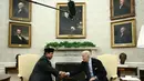 Presiden Republik Indonesia, Prabowo Subianto (kiri) berjabat tangan dengan Presiden Amerika Serikat, Joe Biden di Ruang Oval Gedung Putih, Washington DC, pada 12 November 2024. (Brendan SMIALOWSKI/AFP)