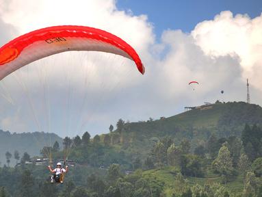 Atlet paralayang Indonesia, Joni Efendi, saat berlaga pada nomor ketepatan mendarat individual di Gunung Mas, Jawa Barat (21/08/2018). Tim paralayang Asian Games Indonesia sementara masih berada dalam tiga besar. (Merdeka.com/Arie Basuki)