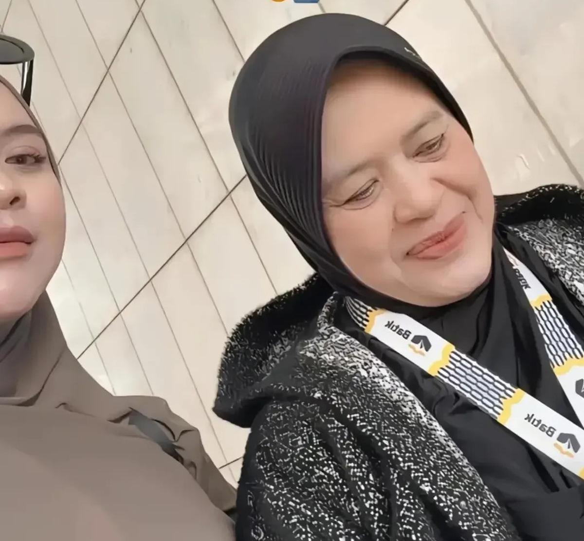 Cewek Ini Curhat Berangkat Umroh Sekeluarga, Tak Disangka Ibu Wafat