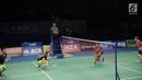 Ganda Campuran Indonesia, Tontowi Ahmad/Liliyana Natsir saat berlaga melawan Zheng Siwei/Chen Qingchen asal China dalam final BCA Indonesia Open 2017 di Jakarta, Minggu (18/6). Tontowi/Liliyana menang 22-20 21-15. (Liputan6.com/Faizal Fanani)