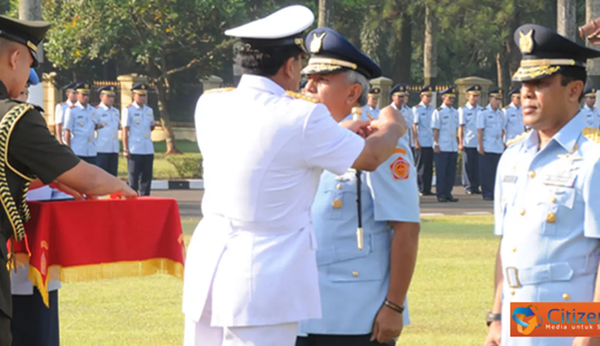 Citizen6, Jakarta: Sertijab Pangkohanudnas TNI dari pejabat lama Marsda TNI Johnny Fritz Pandapotan Sitompul kepada pejabat baru Marsda TNI F. Henry Bambang Soelistyo. (Pengirim: Badarudin Bakri).