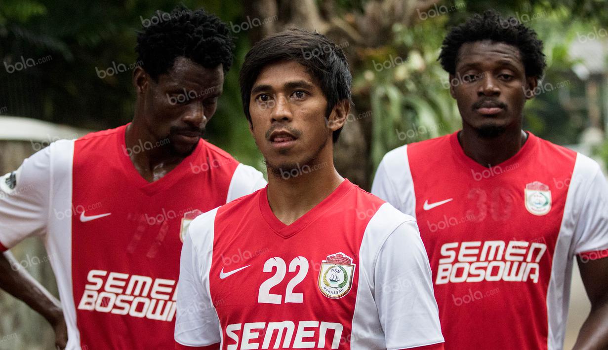 Ekspresi bek sayap PSM Makassar, Ardan Aras, saat mendengarkan arahan pelatih usai latihan di sekitar perumahan Patra Jasa, Jakarta Selatan, Jumat (8/4/2016). (Bola.com/Vitalis Yogi Trisna)