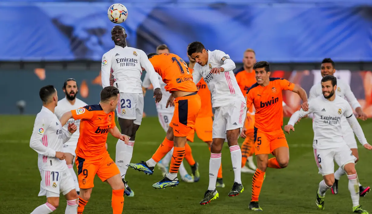 Pemain Real Madrid Ferland Mendy menyundul bola saat melawan Valencia pada pertandingan Liga Spanyol di Stadion Alfredo Di Stefano, Madrid, Spanyol, Minggu (14/2/2021). Real Madrid menggeser Barcelona di peringkat dua klasemen usai menaklukkan Valencia 2-0. (AP Photo/Manu Fernandez)