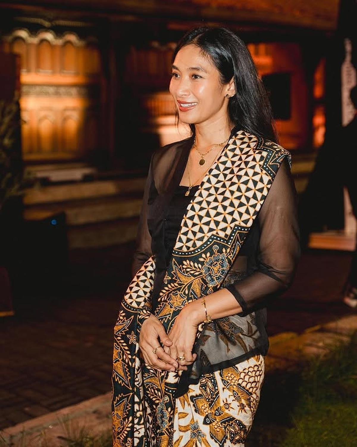 Potret Happy Salma Lulus S-1 Filsafat Hindu di Usia 45 Tahun, Tampil Cantik Kala Yudisium di Bali