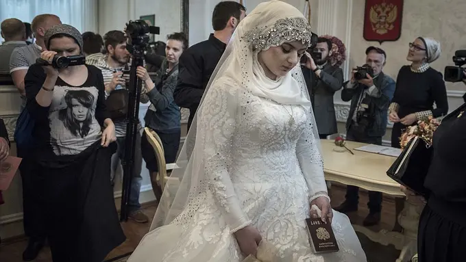 [Bintang] Menikah, Cerita Foto Pengantin Murung Ini Buat Banyak Orang Sedih