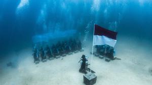 HUT ke-81 RI, PTK Kibarkan Merah Putih di Bawah Laut