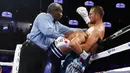 Wasit Robert Byrd berusaha memisahkan Sergey Kovalev saat melawan Andre Ward di T-Mobile Arena, Las Vegas, Jumat (19/11/2016). Robert Byrd akan menjadi wasit yang memimpin laga tinju antara Floyd Mayweather dan Conor McGregor. (AFP/Al Bello)