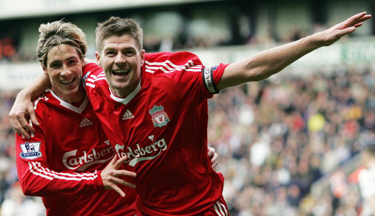 Liverpool juga memiliki duet maut lain lewat pasangan Steven Gerrard dan Fernando Torres. Meski hanya bertahan tiga setengah musim, kedua pemian tersebut berhasil menjadi mimpi buruk tim lawan dan antar The Reds finis nomor dua di Liga Inggris musim 2008/2009. (Foto: AFP/Paul Ellis)