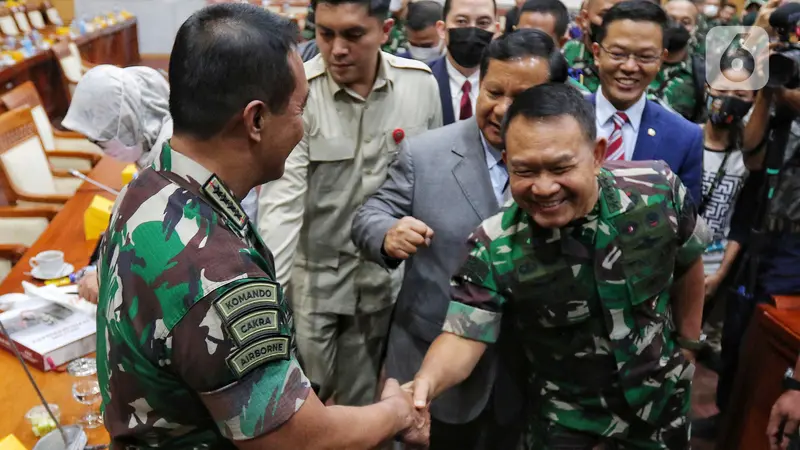 Momen Prabowo Rangkul KSAD Dudung dan Jenderal Andika di Hadapan Komisi I DPR