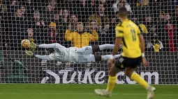 Penjaga gawang Chelsea Edouard Mendy melakukan penyelamatan saat bertanding melawan Watford pada pertandingan lanjutan Liga Inggris di  Vicarage Road, Watford, Inggris (2/12/2021). Hasil ini membuat Chelsea masih kokoh di puncak klasemen dengan 33 poin. (Mike Egerton/PA via AP)