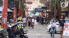 Sejumlah orang mengenakan masker saat berada di Pasar Baru, Jakarta Pusat, Selasa (9/6/2020). Pusat perbelanjaan tersebut kembali dibuka, meski masih dalam masa Pembatasan Sosial Berskala Besar (PSBB) transisi. (Liputan6.com/Angga Yuniar)