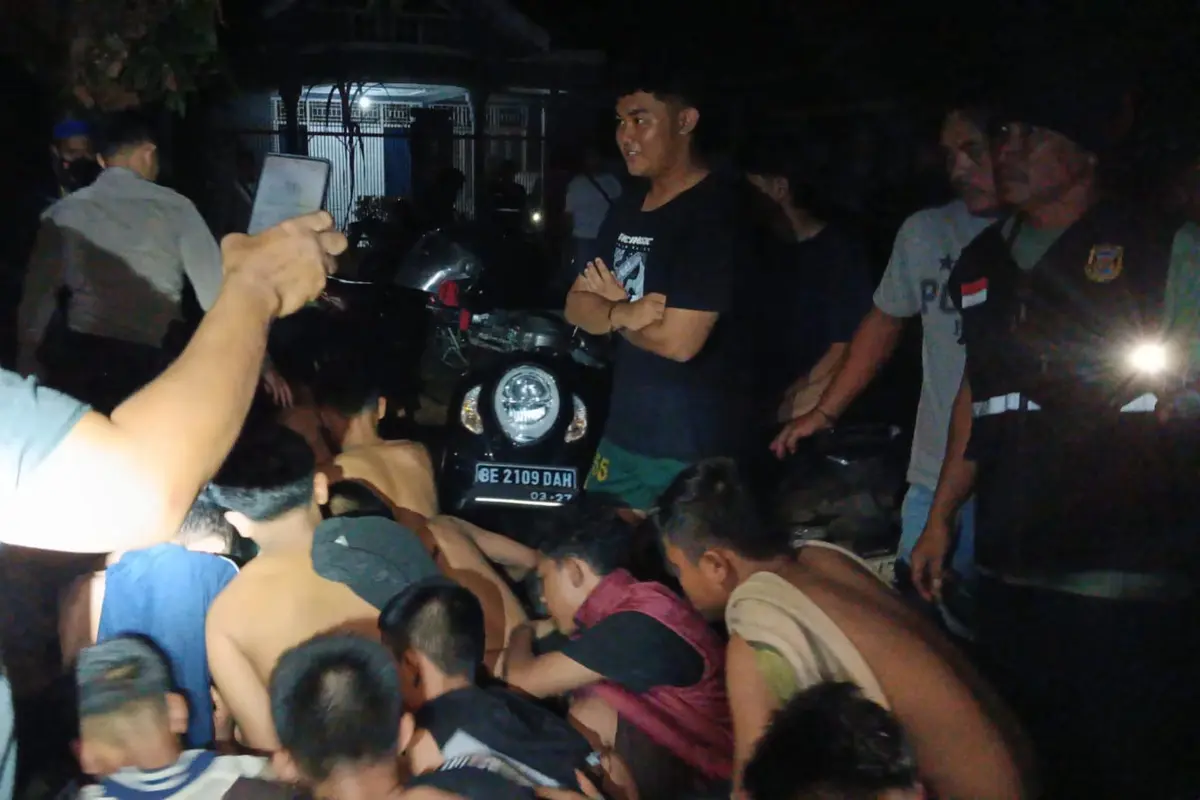 Proses penggerebekan basecamp pelajar sebelum melakukan aksi tawuran.