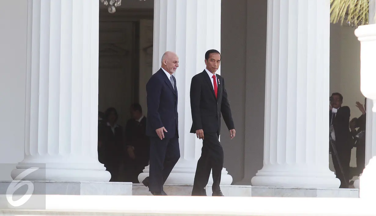 Presiden Joko Widodo dan Presiden Afganistan Mohammad Ashraf Ghani di Istana Merdeka, Jakarta, Rabu (5/4). Sejumlah nota kesepahaman siap ditandatangani, yakni di bidang pendidikan hingga reformasi administrasi publik. (Liputan6.com/Angga Yuniar)