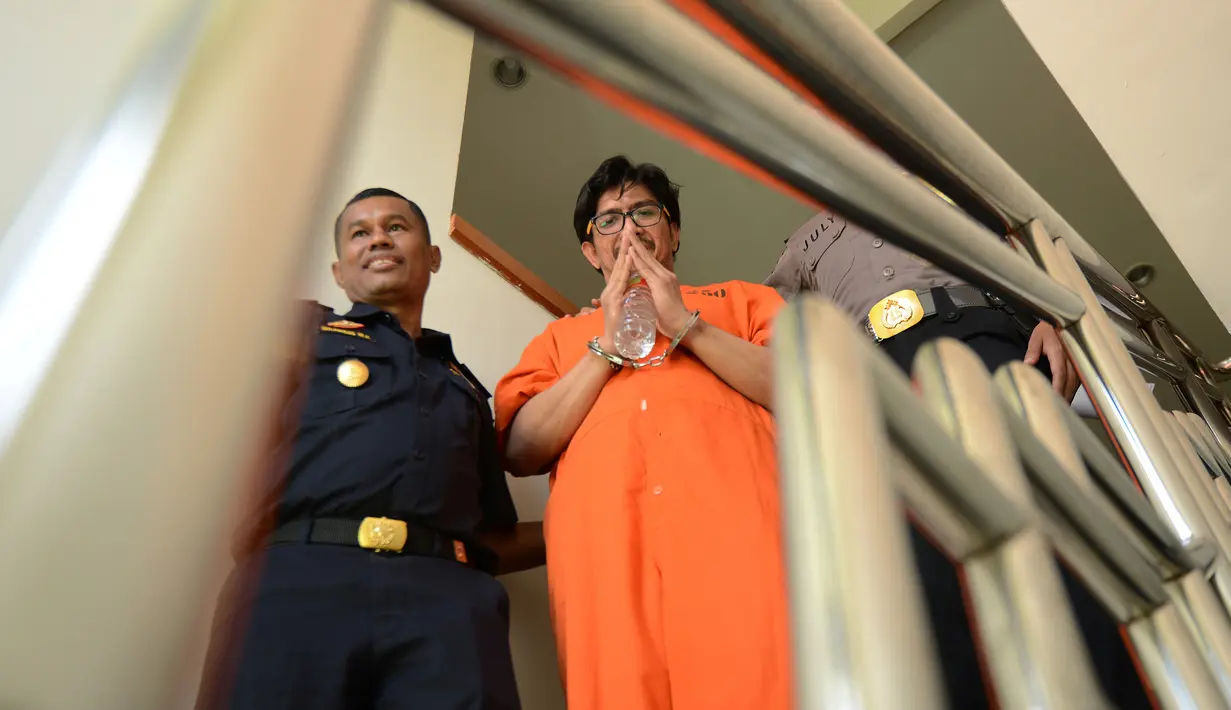 Mohd Husaini Jaslee usai konferensi pers menyusul penahanannya di kantor pabean di Bandara Ngurah Rai, Denpasar (4/10). Jaslee ditangkap di Bali setelah membawa pil ekstasi di dalam tas laptopnya di bandara internasional. (AFP Photo/Sonny Tumbelaka)