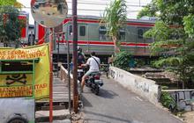 FOTO: Perlintasan Liar Tebet Ditutup Demi Keselamatan Warga
