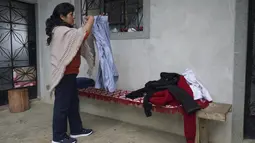 Calon ibu negara Peru, Lilia Paredes (48) melipat baju suaminya saat mengemasi barang-barang keluarga, di halaman rumahnya di Chugur, pada 22 Juli 2021. Suaminya, Pedro Castillo yang merupakan mantan guru dan pemimpin serikat pekerja memenangkan pemilihan presiden Peru. (AP/Franklin Briceno)