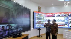 Menhub Budi Karya Sumadi melakukan video conference dengan Unit Pelaksana Teknis Kemenhub di daerah-daerah, di Ruang Command Center Kemenhub, Jumat (26/5). Kegiatan itu untuk mengetahui persiapan angkutan Lebaran 2017.  (Liputan6.com/Johan Tallo)