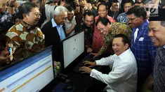 Ketua DPR Bambang Soesatyo didampingi Dirjen Pajak Robert Pakpahan bersama anggota DPR dan pegawai di lingkungan Setjen DPR melaporkan SPT Tahunan Pribadi kepada Direktorat Jenderal Pajak, Jakarta, Kamis (8/3). (Liputan6.com/Johan Tallo)
