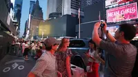 Layar di Times Square berwarna hitam selama pemadaman listrik yang meluas, Sabtu, 13 Juli 2019, di New York. (Foto: AP / Michael Owens)