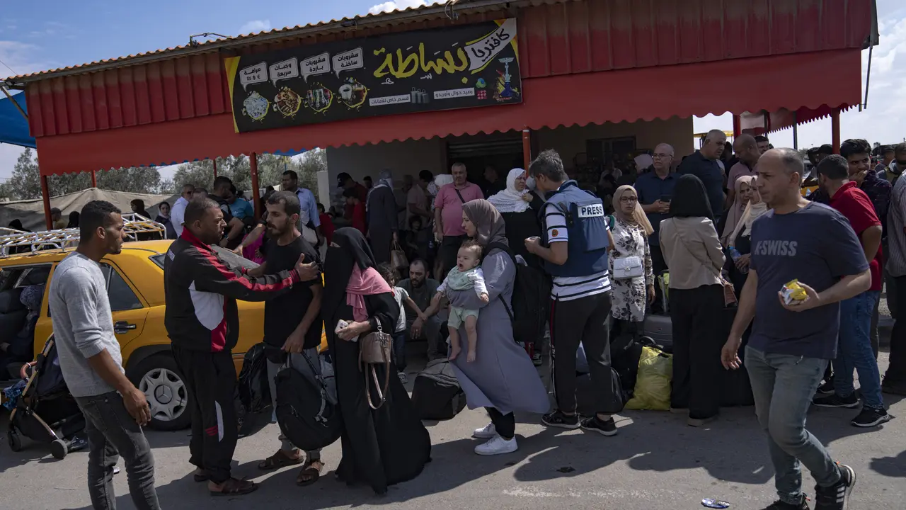 Warga Gaza bergegas menuju penyeberangan perbatasan Mesir