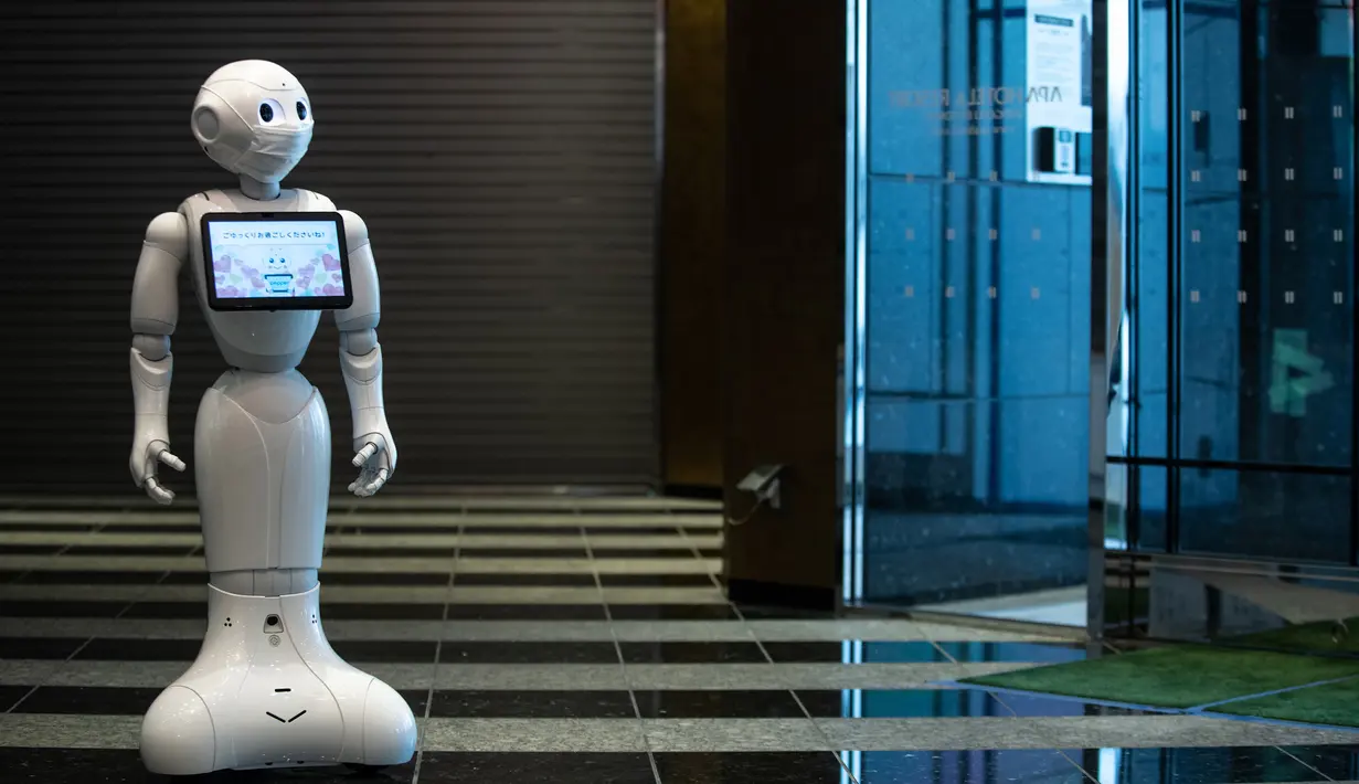 Robot Pepper berdiri di lobi hotel yang diubah menjadi lokasi karantina pasien COVID-19, Tokyo, Jepang, Jumat (1/5/2020). Pemerintah Jepang menyewa 10 ribu kamar hotel untuk menampung pasien COVID-19 dengan gejala ringan. (Philip FONG/AFP)
