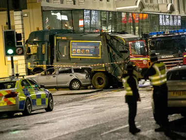 Sebuah truk sampah kehilangan kendali dan masuk ke jalur pejalan kaki di pusat Kota Glasgow, Skotlandia, Selasa (23/12/2014). (REUTERS/Stringer)