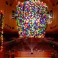 Noemi Lakmaier Melayang Selama 9 Jam dengan 20.000 Balon Helium di Sydney Opera House, Australia (CAMERON SPENCER VIA GETTY IMAGES)