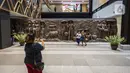 Pengunjung berfoto dengan relief peninggalan Bung Karno di pusat perbelanjaan Sarinah di Jakarta, Senin (21/3/2022). Relief bersejarah peninggalan Presiden pertama RI, IR Soekarno tersebut menjadi daya tarik pengunjung saat beroperasi kembalinya Sarinah hari ini. (Liputan6.com/Faizal Fanani)