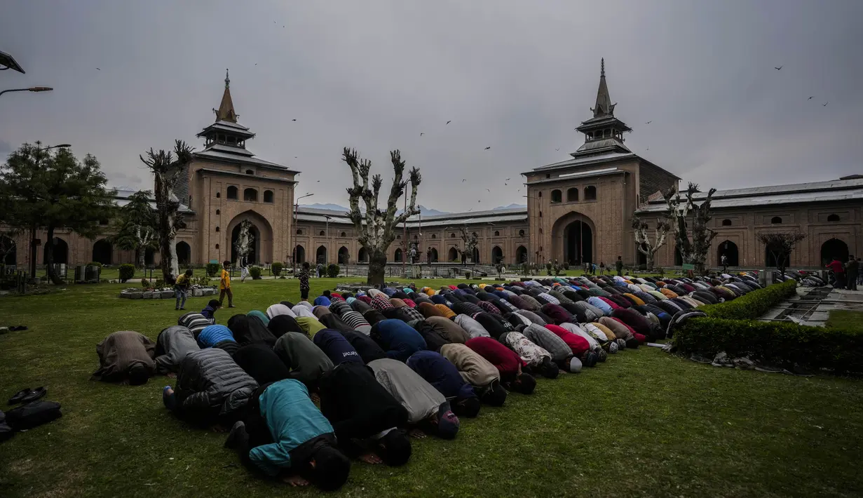 Muslim Kashmir berdoa pada hari Jumat pertama Ramadhan di Masjid Jamia, atau Masjid Agung, di Srinagar, Kashmir yang dikuasai India, Jumat, 24 Maret 2023. (AP Photo/Mukhtar Khan)