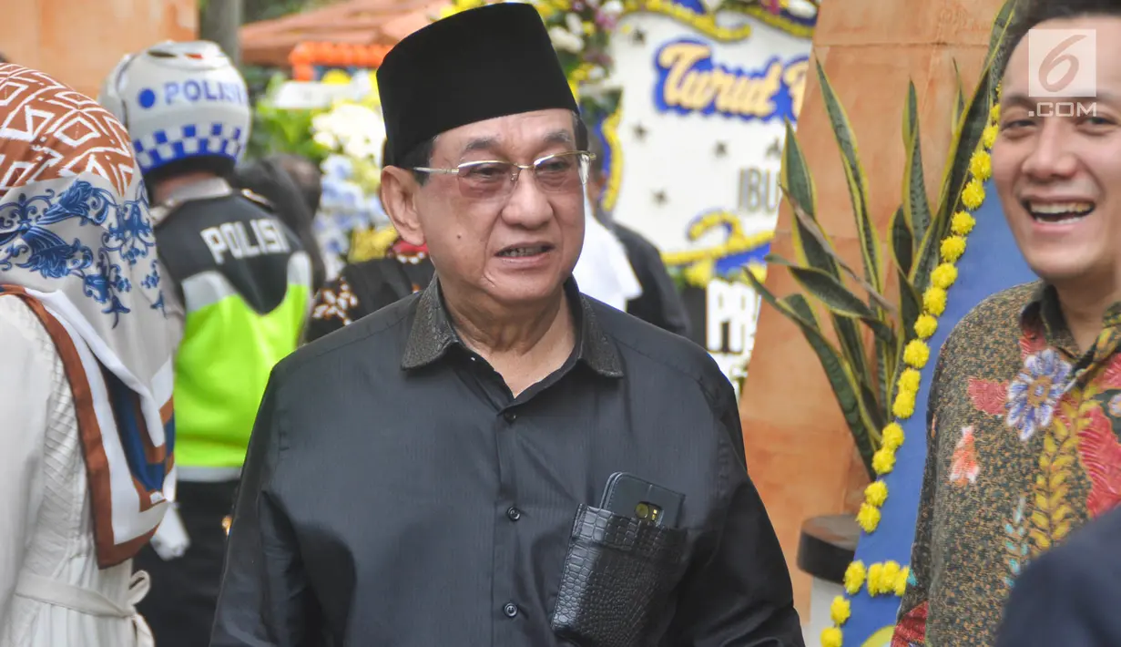Aktor senior Anwar Fuadi menghadiri persemayaman Ani Yudhoyono di Puri Cikeas, Bogor, Jawa Barat, Minggu (2/6/2019). Sejumlah tokoh terus berdatangan jelang pemakaman istri presiden ke-6 RI Susilo Bambang Yudhoyono (SBY) tersebut. (Liputan6.com/Immanuel Antonius)