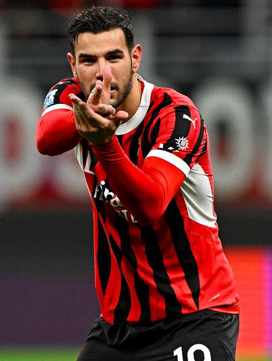 Tiga menit berselang, Theo Hernandez menambah keunggulan lewat aksinya di menit ke-41. (Gabriel BOUYS/AFP)