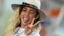 Miley Cyrus sempat beberapa kali tertangkap kamera miliki luka seperti bekas potongan di daerah urat nadi pergelangan tangannya. (JEWEL SAMAD / AFP)