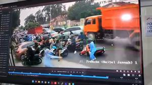 CCTV Rekam Detik-detik Truk Tabrak Minibus dan Motor di Lampung