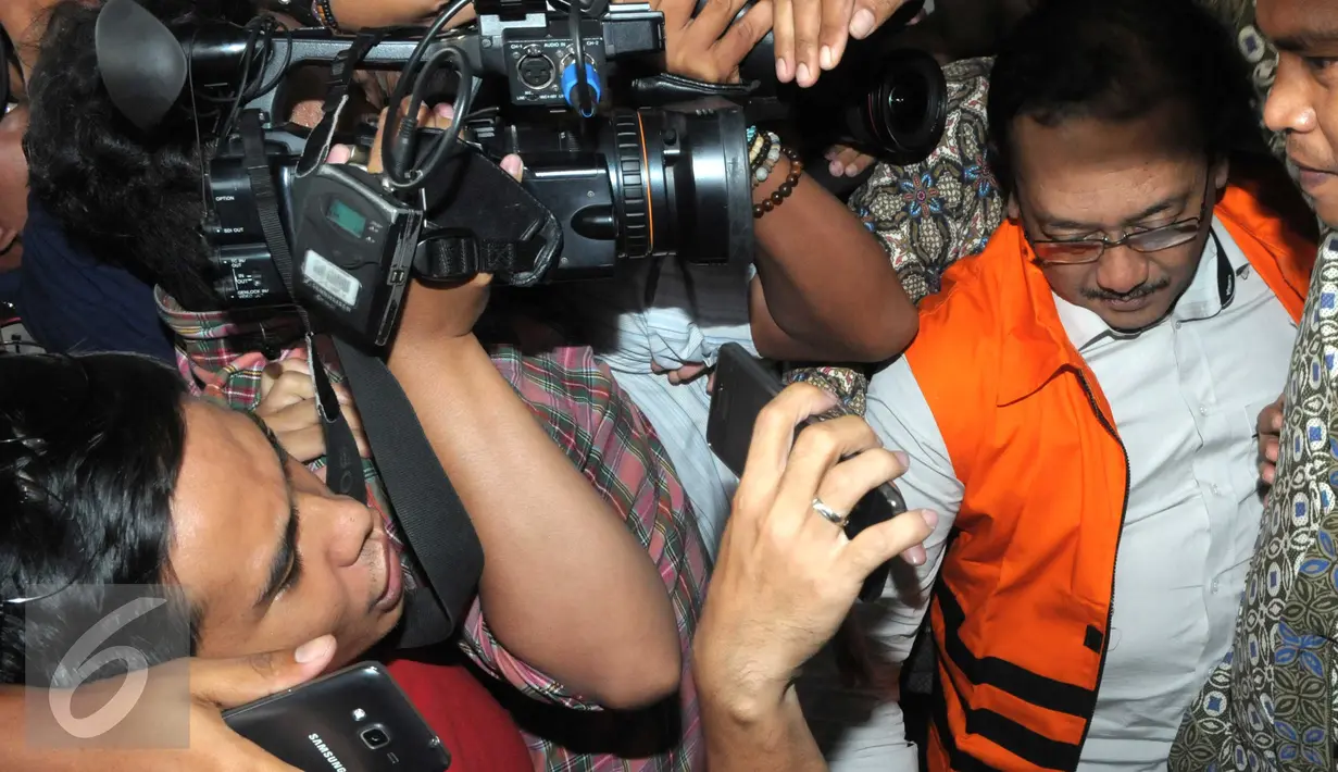 Sudi Wantoko terkena OTT bersama dua orang lainnya, Jakarta, Jumat (1/4). Ketiganya ditangkap usai melakukan serah terima uang sejumlah AS$148.835 di sebuah hotel di bilangan Cawang, Jakarta Timur. (Liputan6.com/Helmi Afandi) 