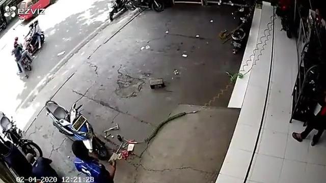 terlihat sebuah motor yang baru melakukan servis di bengkel mengalami kecelakaan karena pengendara secara tiba-tiba mengambil jalur kendaraan lain saat menyebrang jalan.