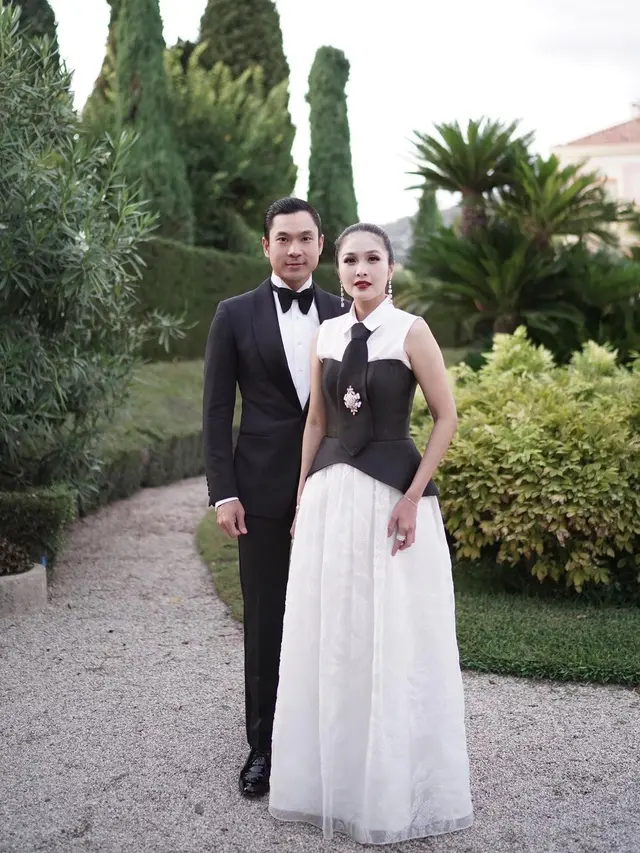 Disebut Disney Couple, Ini 10 Gaya Bucin Sandra Dewi dan Harvey Moeis Saat Liburan hingga Kondangan