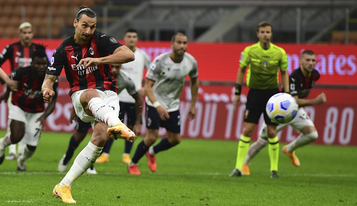 Penyerang AC Milan, Zlatan Ibrahimovic, saat melakukan tendangan penalti ke gawang Bologna pada laga Liga Italia di Stadion San Siro, Selasa (22/9/2020) dini hari WIB. AC Milan menang 2-0 atas Bologna. (AFP/Miguel Medina)
