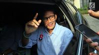 Calon Wakil Presiden nomor urut 02 Sandiaga Uno berada di dalam mobil usai pertemuan dengan Susilo Bambang Yudhoyono (SBY) di Kuningan, Jakarta, Kamis (10/1). Prabowo-Sandi melakukan pertemuan tertutup di kediaman SBY. (Liputan6.com/Johan Tallo)