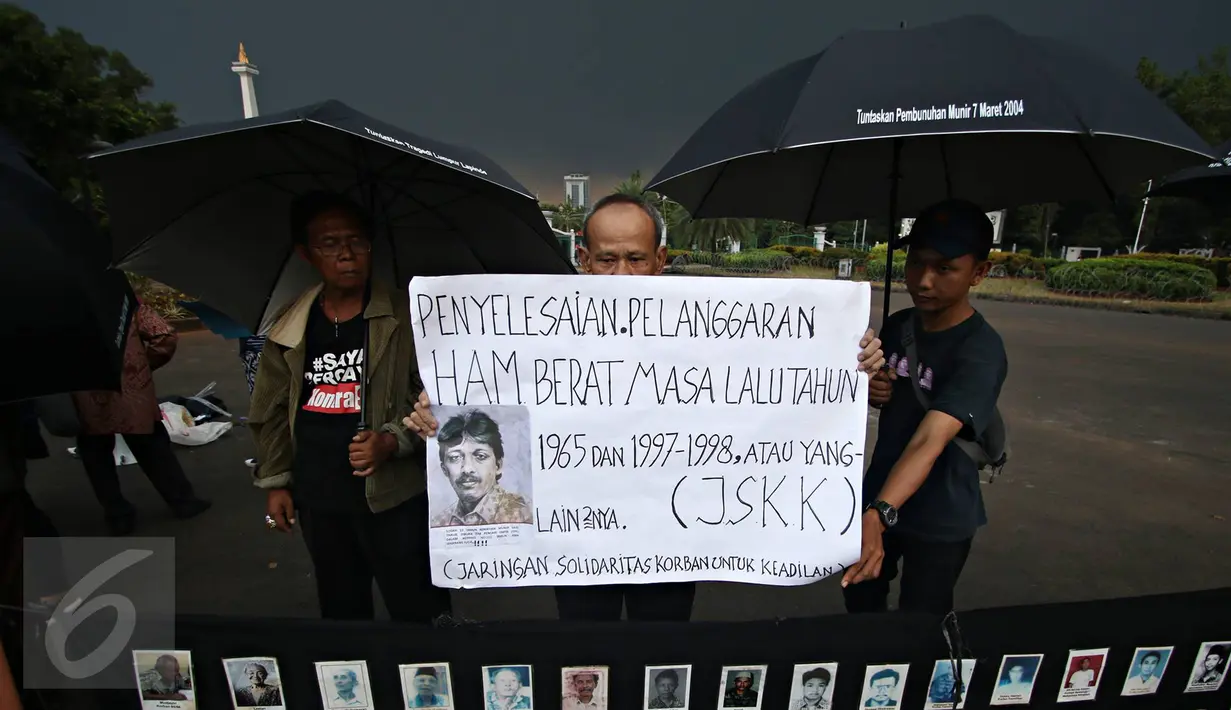Aktivis JSKK melakukan aksi Kamisan ke-467 di depan Istana Negara, Kamis (10/11). Bertepatan dengan Hari Pahlawan, JSKK kembali meminta kepada Presiden Jokowi agar segera menuntaskan kasus pelanggaran HAM berat masa lalu. (Liputan6.com/Immanuel Antonius)
