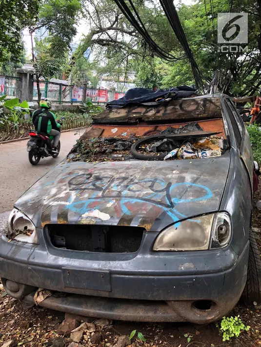 Sebuah mobil patroli Polsek Tanah Abang tampak mangkrak dan tidak terurus di kawasan Tanah Abang, Jakarta, Rabu (6/3). Sebagian spare part mobil telah rusak dan hilang. (Liputan6.com/Fery Pradolo)