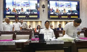 Kepastian tersebut dinyatakan Menteri Keuangan Purbaya Yudhi Sadewa saat rapat dengan Komisi XI Dewan Perwakilan Rakyat (DPR) Republik Indonesia (RI) di Kompleks Parlemen, Senayan, Jakarta, Senin (6/4/2026). Tampak dalam foto, Menteri Keuangan Purbaya Yudhi Sadewa (kedua kanan) sesaat sebelum rapat kerja bersama Komisi XI DPR di Kompleks Parlemen, Senayan, Jakarta, Senin (6/4/2026). (merdeka.com/Arie Basuki)