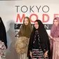 Desainer Indonesia Cynthia Mahendra lewat label Jawhara Syari memamerkan koleksi terbarunya di Tokyo Modest Fashion Show 2017 (Foto: Dok. JS)